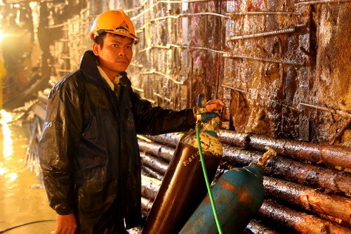 Trắng[-]đêm[-]cứu[-]hộ[-]vụ[-]sập[-]hầm[-]thủy[-]điện